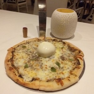 Pizza Bianca: crema de tartufo y media burrata