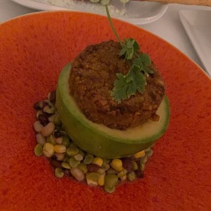 Falafel + Aguacate, ensalada de granos & frijoles, salsa tzatziki y tahini