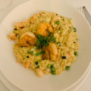 Orzo, preparado como un risotto, camarones rostizados al olio e hierbas