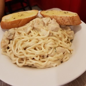 Spaguetti con pollo en salsa blanca