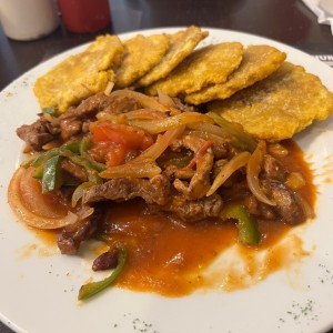 Bistec picado con patacones