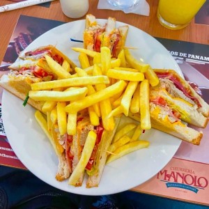 Club Sandwich con Papas Fritas