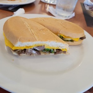 emparedado philly steak queso amarillo