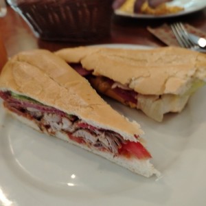 Emparedado pierna con salami 