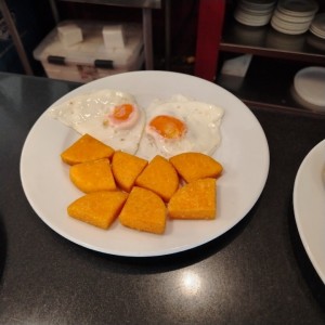 Huevos frito y tortilla 