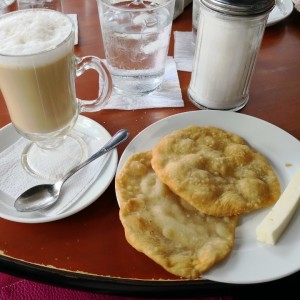 hojaldra y capuchino