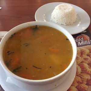 sopa de pollo con arroz