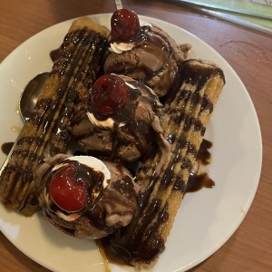 Churros con Helado y Chantilly