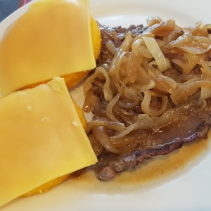 bistec encebollado tortilla y queso amarillo