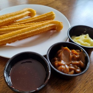 churros con sabores, crema, manjar y chocolate