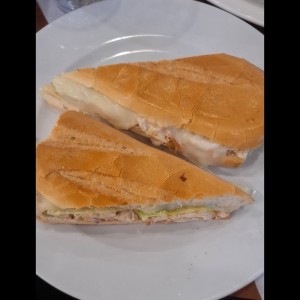 Emparedado de pollo con mozarela