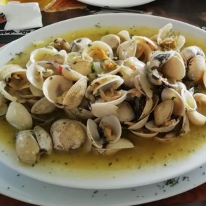 almejas al ajillo