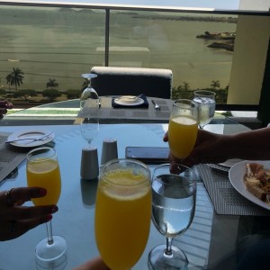 mimosas sunday brunch