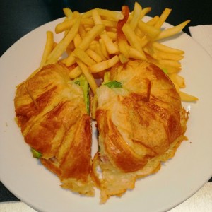 Emparedado de Pollo en Pan de croissant 
