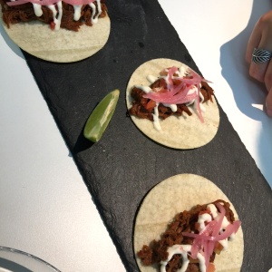 Tacos de ropa vieja, recomendado de entrada para compartir.
