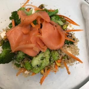 ensalada de quinoa con salmon