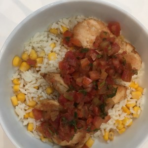 pollo con arroz y pico de gallo