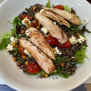 Chickpea Quinoa Salad con Extra de Pollo 