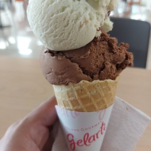 Cono con 2 porciones de helado.