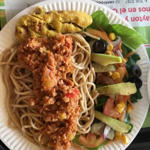 menu completo: pasta con carne de soya, ensalada y platano asado