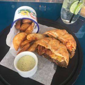 Burger Week y elningenio de crear una hambueguesa a base de masa de hojaldre en lugar de pan. La recomiendo, buen sabor, buena presentacion, y ya va a quedae dentro del menu tradicional del restaurante.