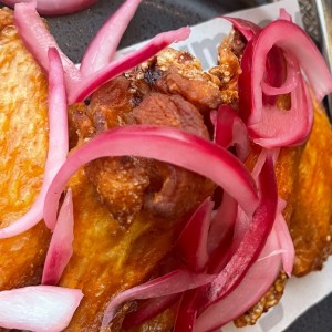 Buffalo wings con papas fritas