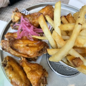 Buffalo wings con papas fritas