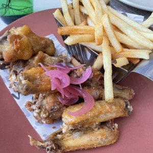 Buffalo wings con papas fritas