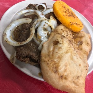 Bistec encebollado con hojaldre y tortilla