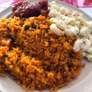 arroz con puerco, ensalada y platano en tentacion