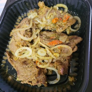 bistec encebollado