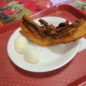 huevos sancochado y costilla de cerdo