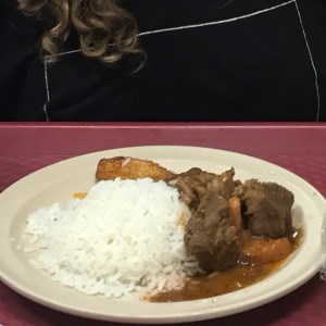 Carne Guisada con Arroz, tajadas, ensalada y Menestras