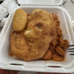 Salchicha guisada, hojaldre y carimañola