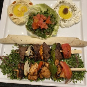 Brochetas de carne y pollo