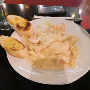 Pasta de camarones en salsa blanca