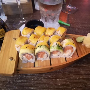 Barquito de Sushi dos clases no recuerdo sus nombres pero DELICIOSOS