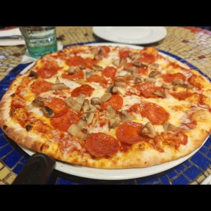 Pizza peperoni hongos