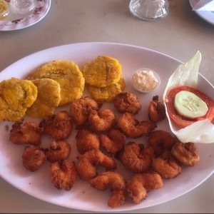 camarones apanados con patacones