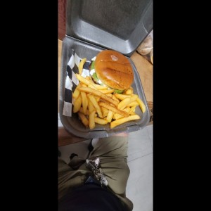 Farmers Burger - Burger Sencilla y papas fritas