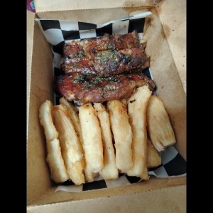 Costilla y yuca frita