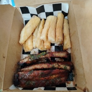 Costilla y yuca frita 