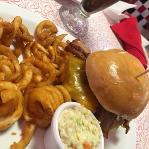 Hamburguesa, papas y ensalada.