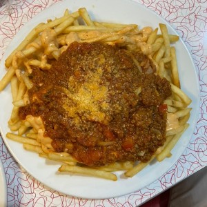 Papas fritas Bolognesa