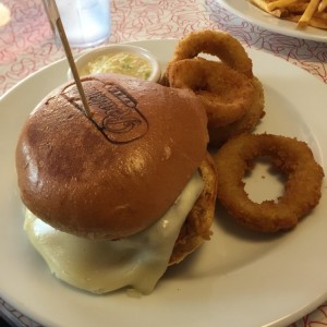 Hamburguesa de filete de pollo con queso mozzarela y aros de cebolla