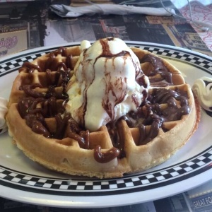 Waffle de nutella y arequipe con helado de vainilla