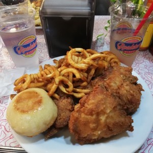 Pollo frito con papas curly