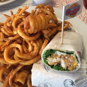wrap de pollo papas rizadas