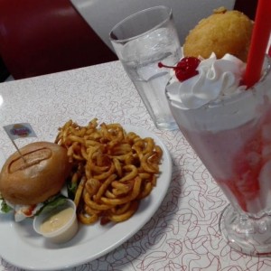 CheseeBurger LT & batido de banana y fresas