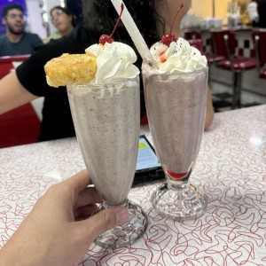 Malteada de oreo y de fresa.
